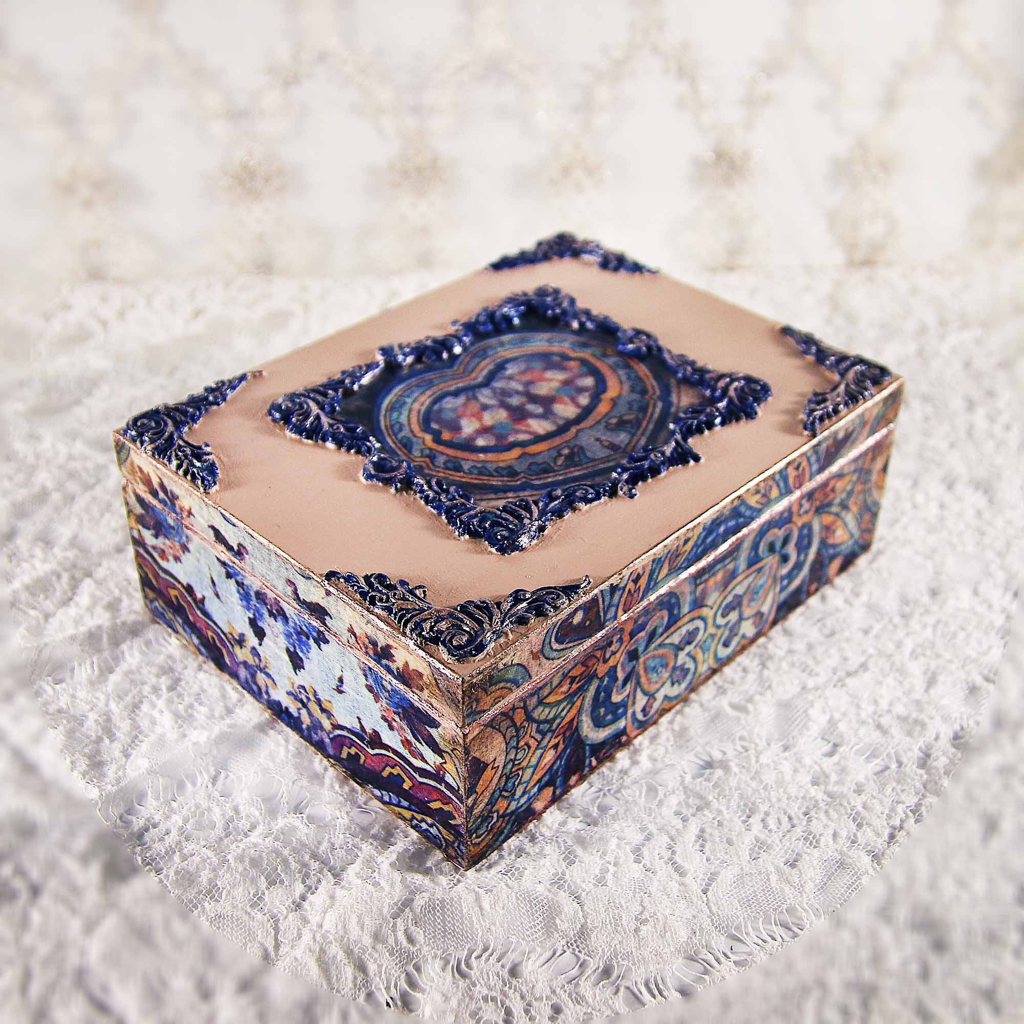IMG_0437 Vintage retro keepsake box, handmade with decoupage technique, Ρετρό βίντατζ κουτί αποθήκευσης, χειροποίητο ντεκουπάζ