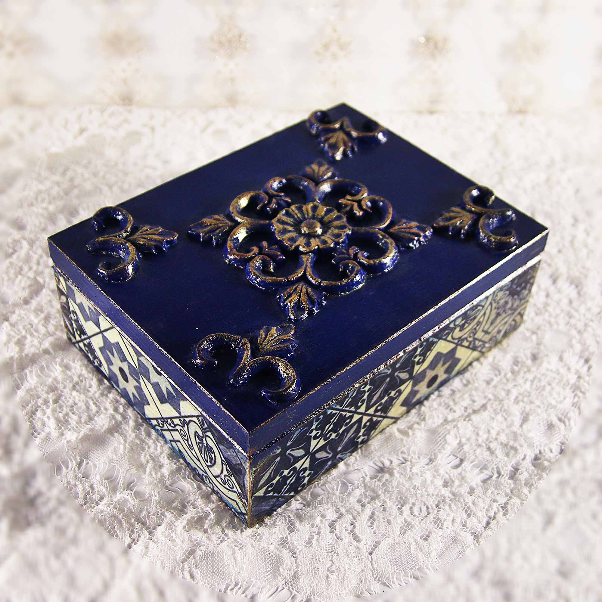 IMG_0440 Vintage retro keepsake box, handmade with decoupage technique, Ρετρό βίντατζ κουτί αποθήκευσης, χειροποίητο ντεκουπάζ