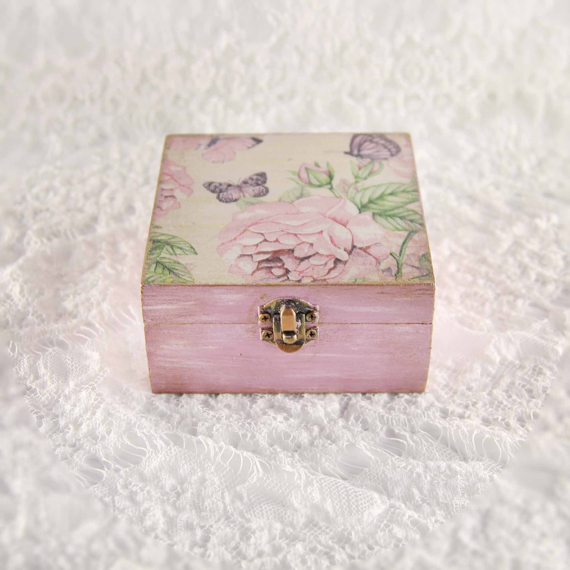 IMG_0597 Vintage retro keepsake box, handmade with decoupage technique, Ρετρό βίντατζ κουτί αποθήκευσης, χειροποίητο ντεκουπάζ