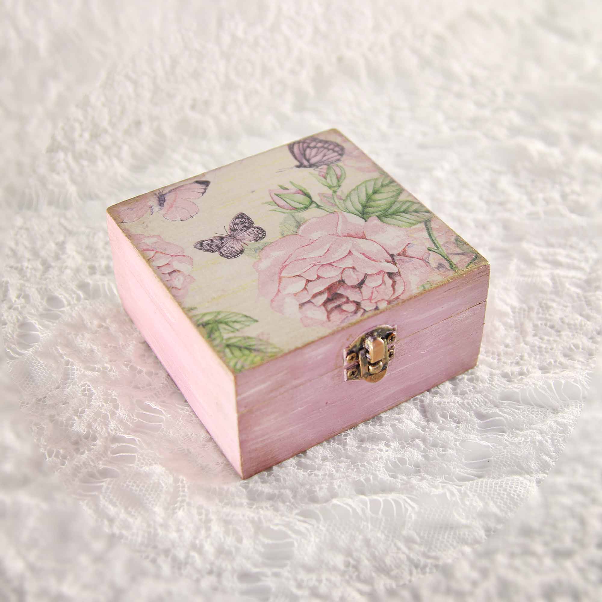 IMG_0600 Vintage retro keepsake box, handmade with decoupage technique, Ρετρό βίντατζ κουτί αποθήκευσης, χειροποίητο ντεκουπάζ