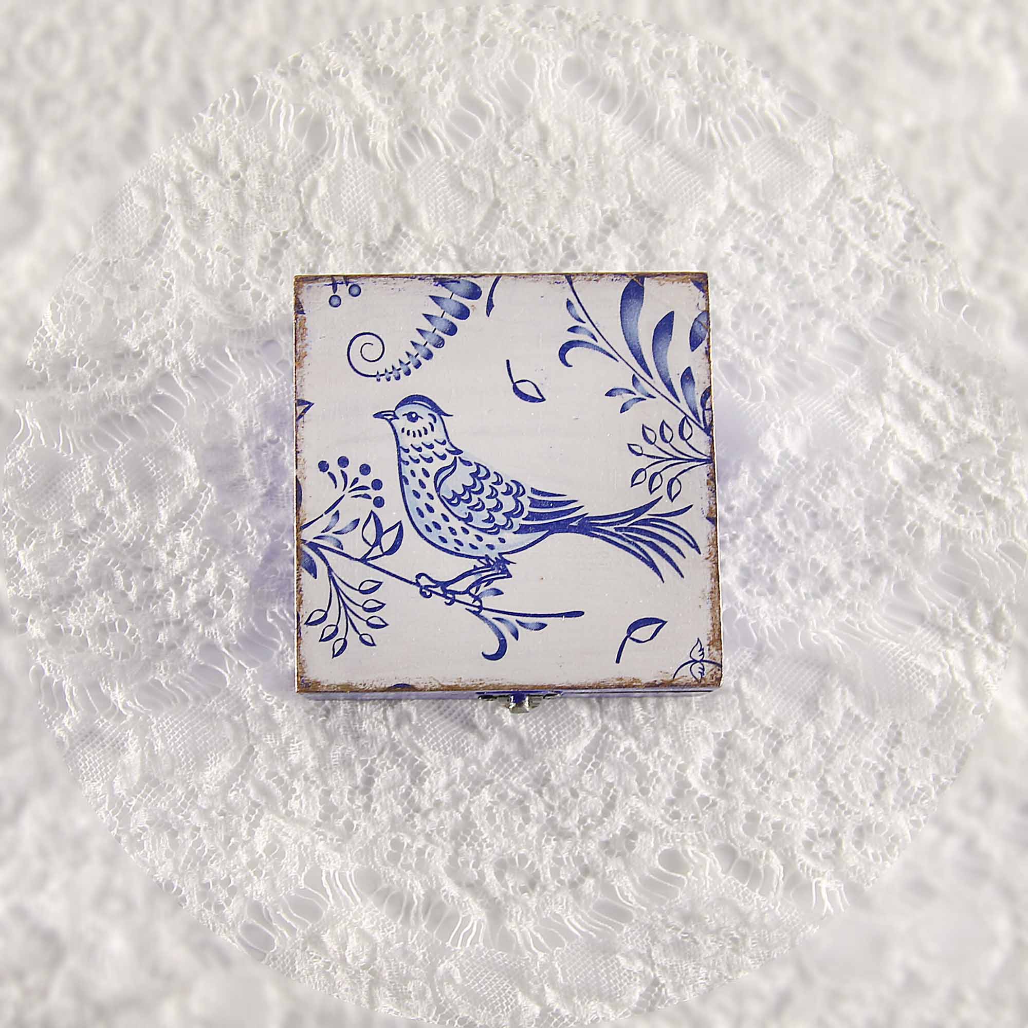 IMG_0605 Vintage retro keepsake box, handmade with decoupage technique, Ρετρό βίντατζ κουτί αποθήκευσης, χειροποίητο ντεκουπάζ