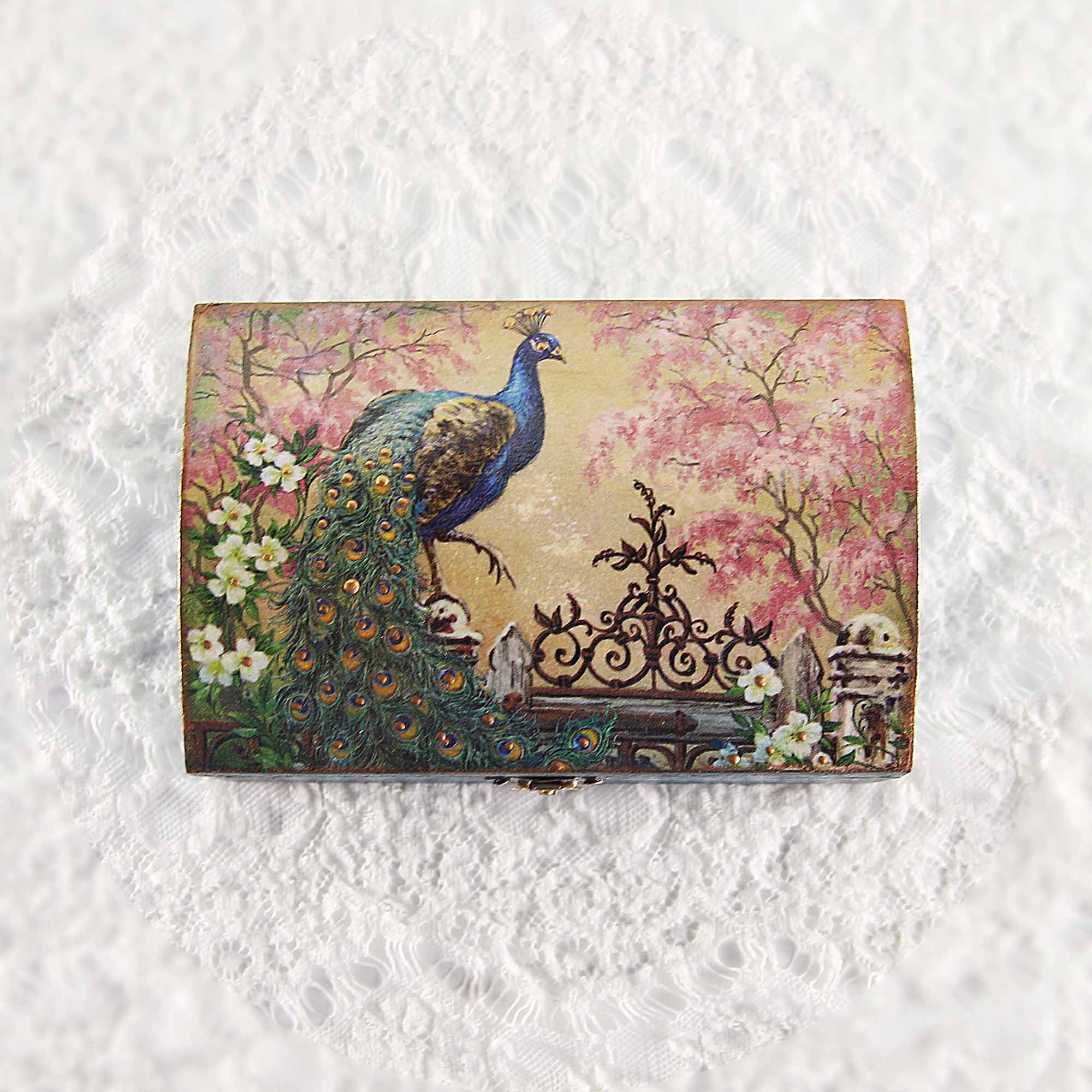 IMG_0629 Vintage retro keepsake box, handmade with decoupage technique, Ρετρό βίντατζ κουτί αποθήκευσης, χειροποίητο ντεκουπάζ