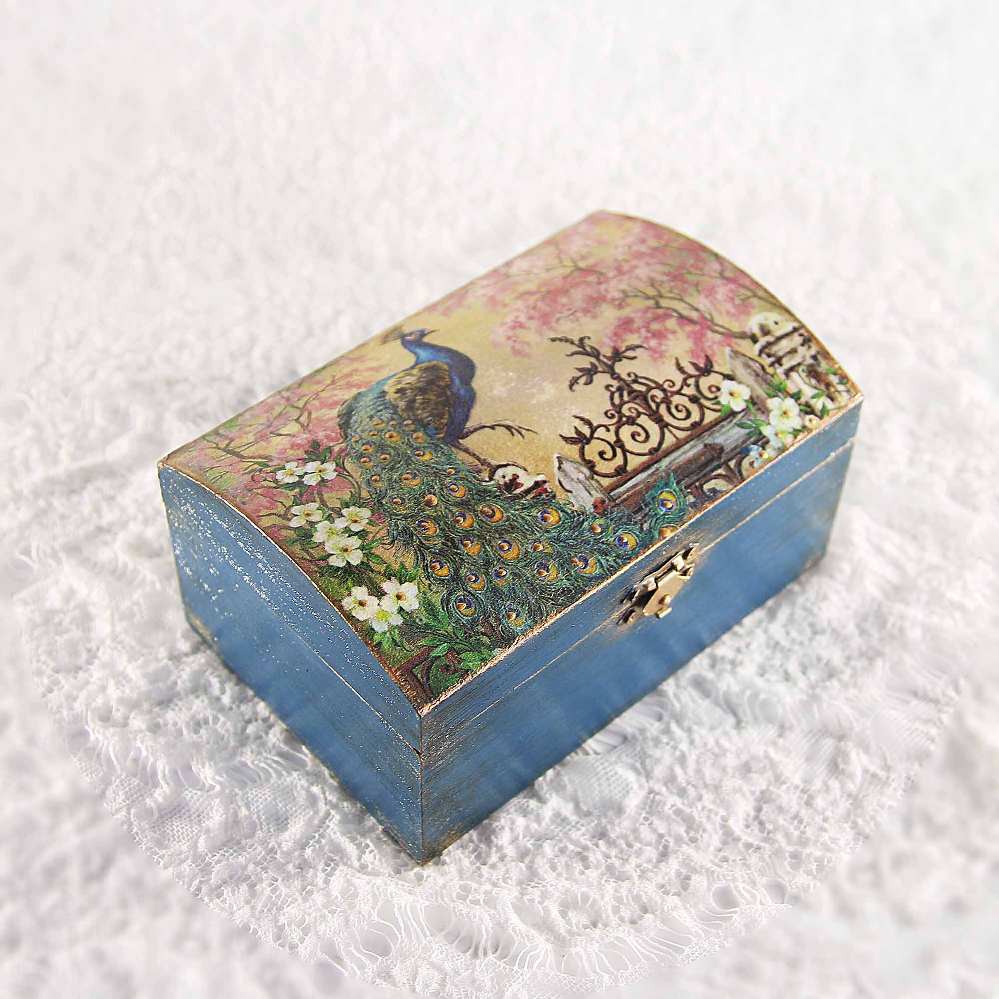 IMG_0632 Vintage retro keepsake box, handmade with decoupage technique, Ρετρό βίντατζ κουτί αποθήκευσης, χειροποίητο ντεκουπάζ