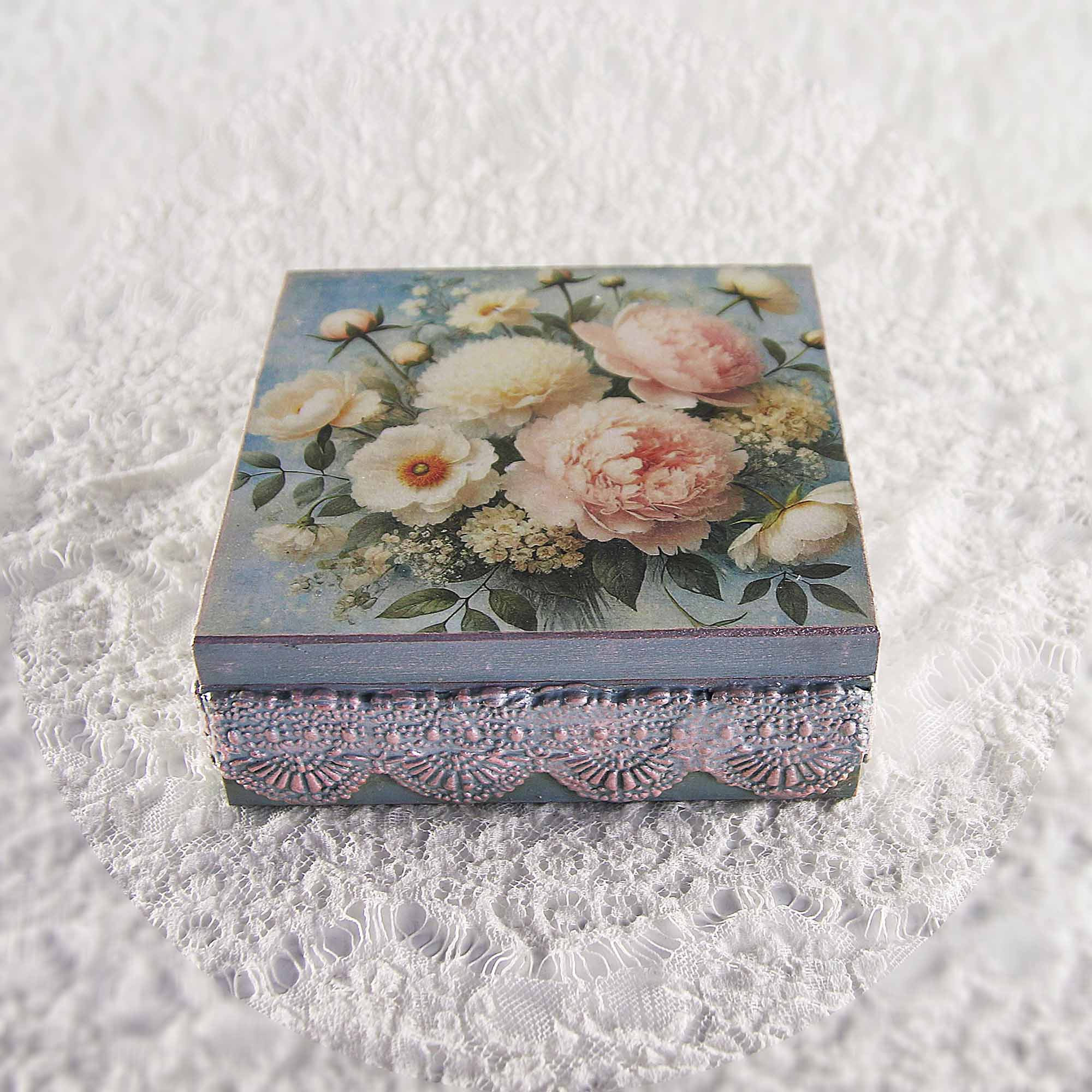 IMG_0695 Vintage retro keepsake box, handmade with decoupage technique, Ρετρό βίντατζ κουτί αποθήκευσης, χειροποίητο ντεκουπάζ
