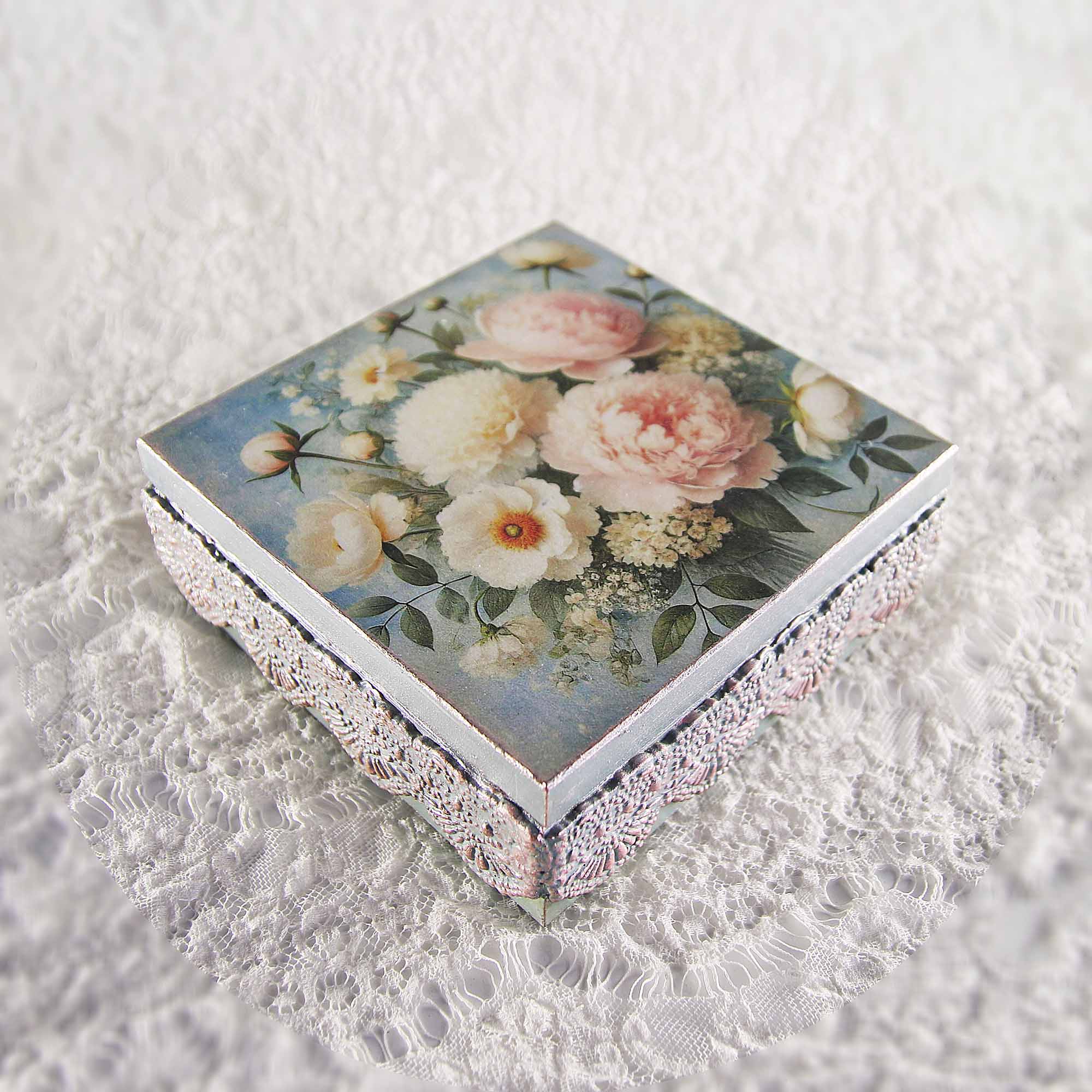 IMG_0697 Vintage retro keepsake box, handmade with decoupage technique, Ρετρό βίντατζ κουτί αποθήκευσης, χειροποίητο ντεκουπάζ