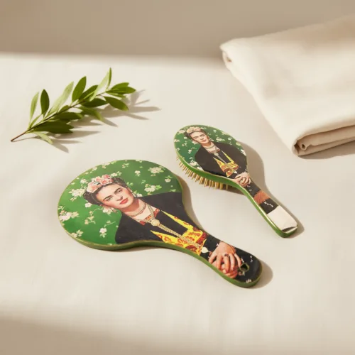 Χειροποίητο Σετ Περιποίησης: Βούρτσα μαλλιών από μπαμπού & Ξύλινος καθρέφτης χειρός με σχέδιο Φρίντα